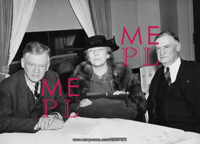 : Alice Roosevelt Longworth was one of the 800, 000 : Alice Roosevelt Longworth was one of the 800, 000