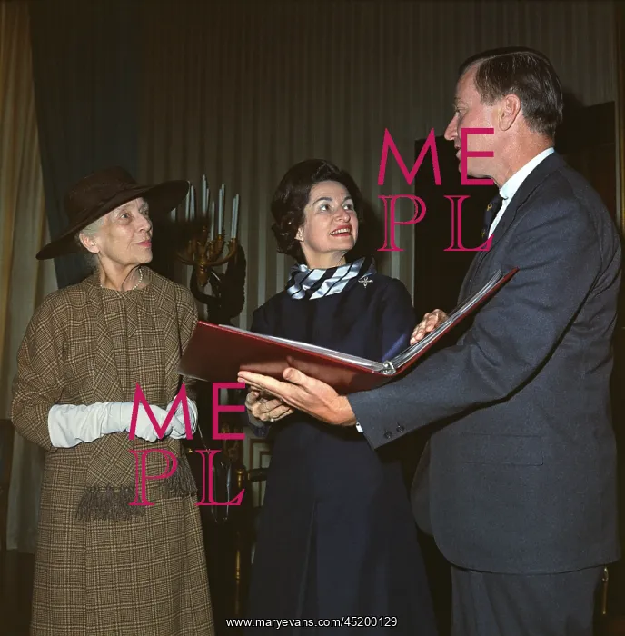 : Alice Roosevelt Longworth returns to the ? : Alice Roosevelt Longworth returns to the ?