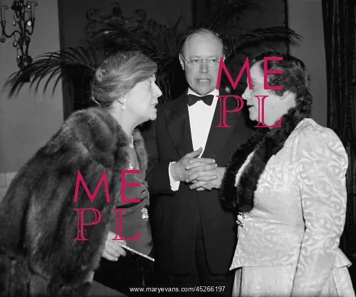  : Alice Roosevelt Longworth with Senator and Mrs