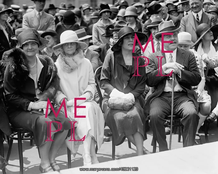: Alice Roosevelt Longworth sits between her ? : Alice Roosevelt Longworth sits between her ?