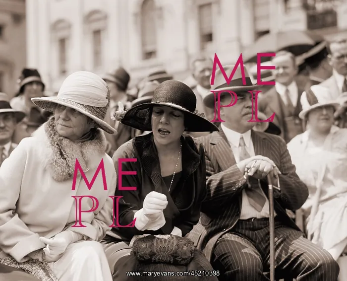: Alice Roosevelt Longworth speaks to Mrs. ? : Alice Roosevelt Longworth speaks to Mrs. ?