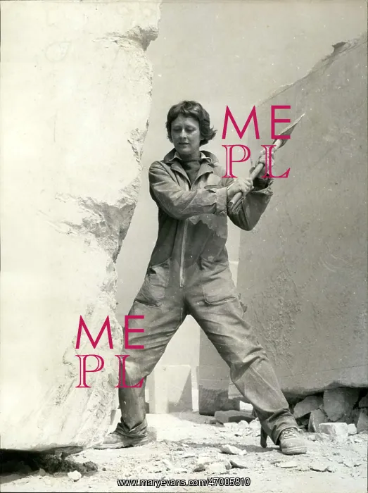 : Alicia Moi, sculptor, working on a block of stone : Alicia Moi, sculptor, working on a block of stone