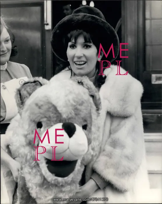 : Alma Cogan, popular singer : Alma Cogan, popular singer