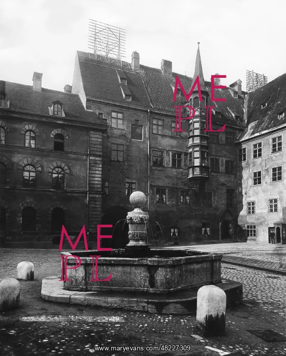 : The Alter Hof with fountain in Munich, around 1900 : The Alter Hof with fountain in Munich, around 1900