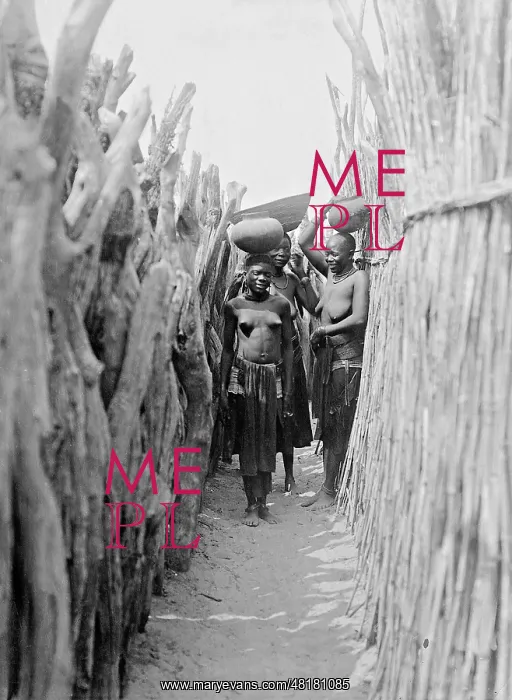 : Ambo women in Namibia, 1927 : Ambo women in Namibia, 1927