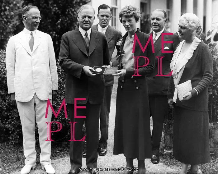 : Amelia Earhart : Amelia Earhart