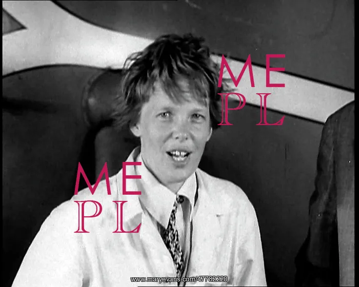 : Amelia Earhart Giving a Speech : Amelia Earhart Giving a Speech