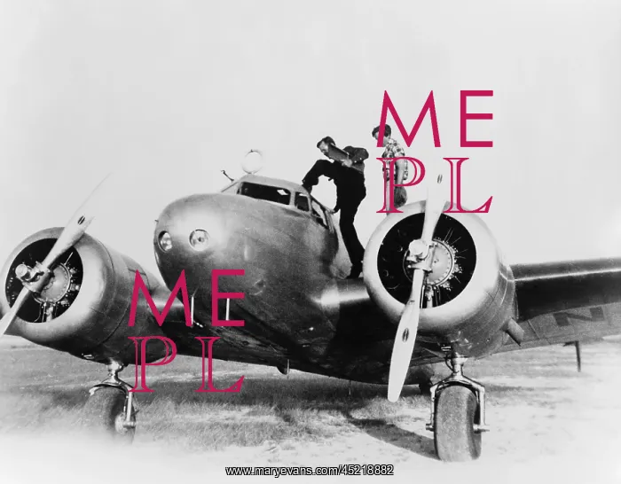 : Amelia Earhart stanind on the wing of her ? : Amelia Earhart stanind on the wing of her ?