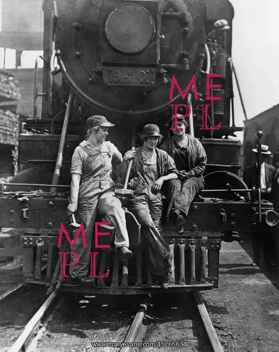 : America women railroad workers with sledgehammers : America women railroad workers with sledgehammers