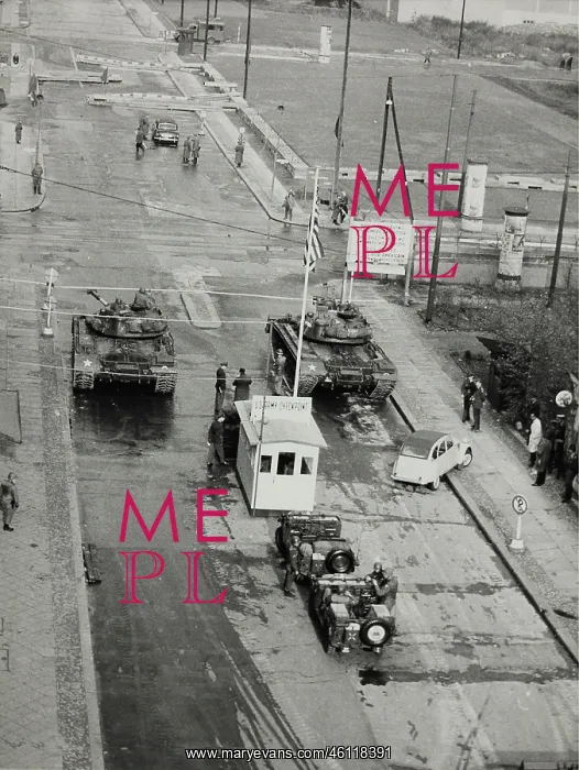 : American checkpoint in Berlin (Friedrichstrasse). 25th O : American checkpoint in Berlin (Friedrichstrasse). 25th O