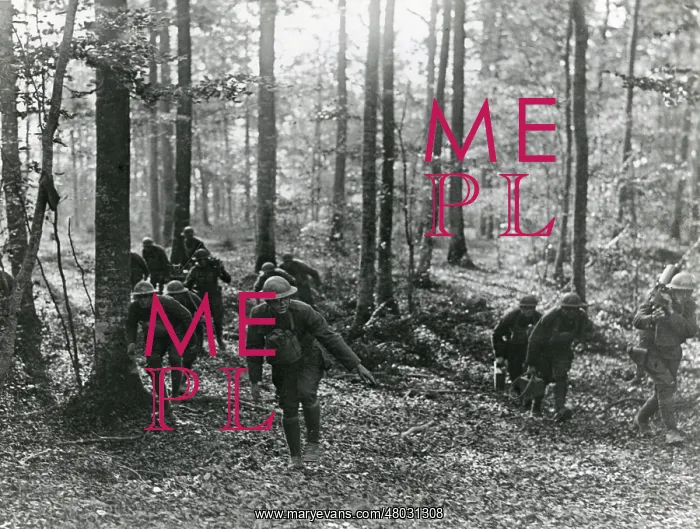 : American machine gun platoon advancing, France, WW1 : American machine gun platoon advancing, France, WW1