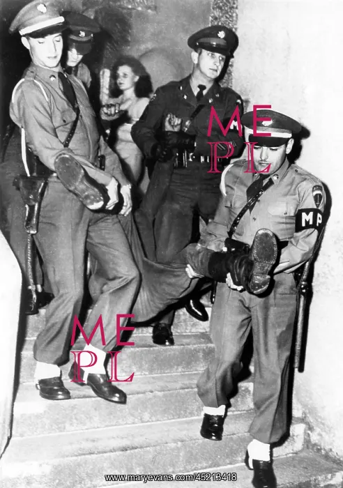 : American MPs arrest drunk Soviet soldiers : American MPs arrest drunk Soviet soldiers