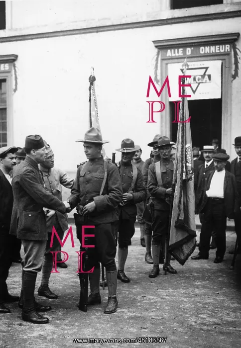 : American soldiers in Paris, 1917 : American soldiers in Paris, 1917