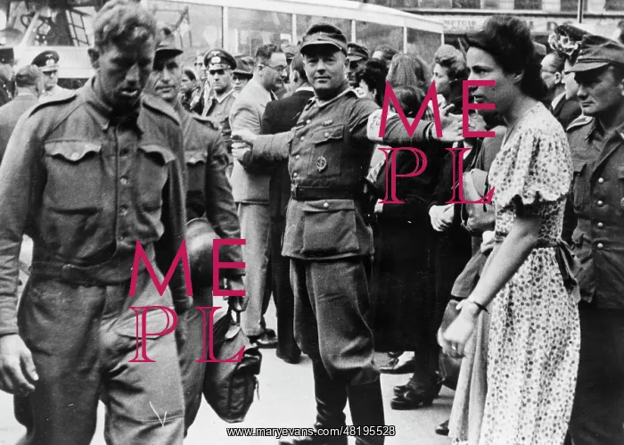 : American soldiers in Paris, 1944 : American soldiers in Paris, 1944