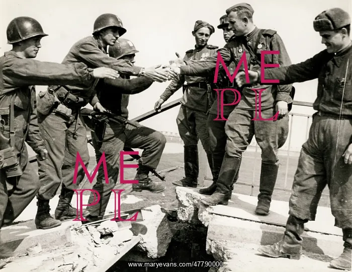 : American soldiers shake hands w. Russians River Elbe, 1945 W : American soldiers shake hands w. Russians River Elbe, 1945 W