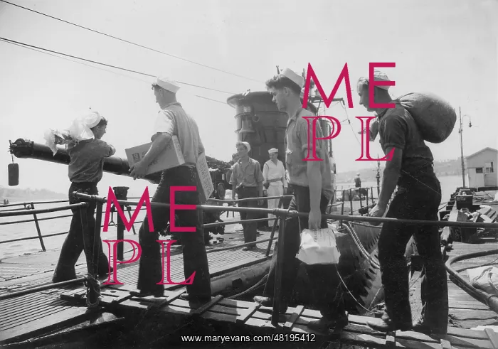 : American submarine crew go on board, 1941 : American submarine crew go on board, 1941