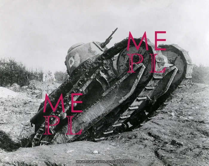 : American tank on a battlefield, WW1 : American tank on a battlefield, WW1