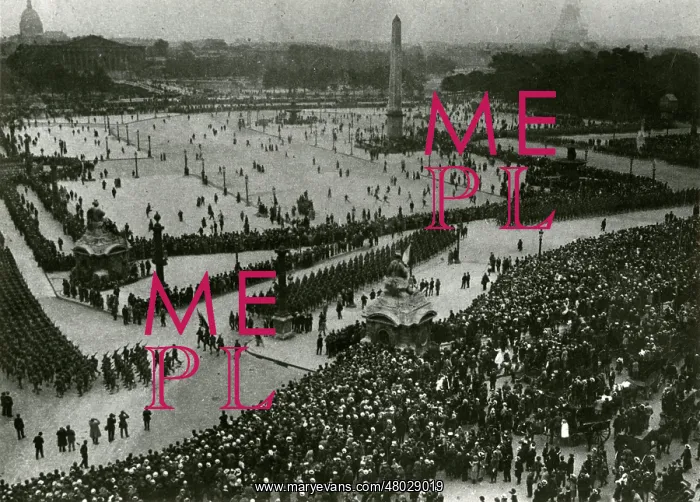 : American troops parading, Champs Elysees, Paris, WW1 : American troops parading, Champs Elysees, Paris, WW1