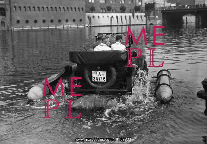 : Amphibious car in the river Spree, 1931 : Amphibious car in the river Spree, 1931