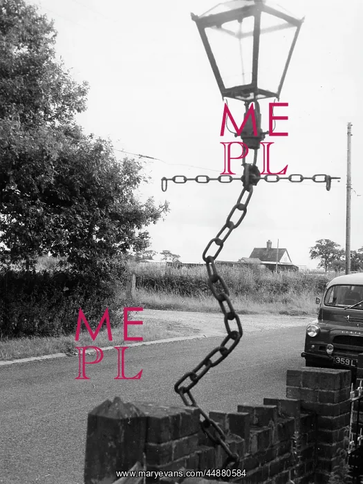 : AMUSING CHAIN LAMPOST : AMUSING CHAIN LAMPOST
