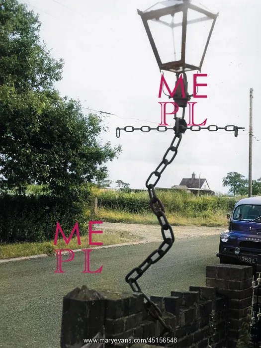 : AMUSING CHAIN LAMPOST : AMUSING CHAIN LAMPOST