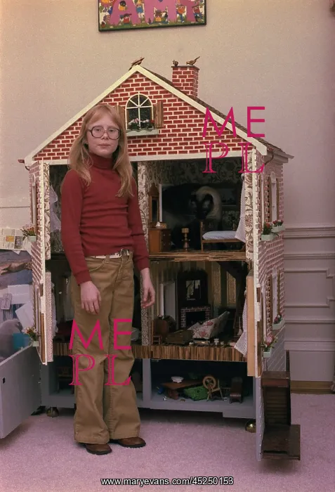 : Amy Carter with her large her doll house. Inside : Amy Carter with her large her doll house. Inside