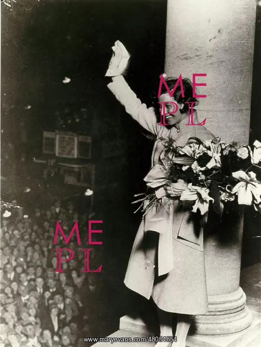 : Amy Johnson greets the crowds from Grosvenor House : Amy Johnson greets the crowds from Grosvenor House