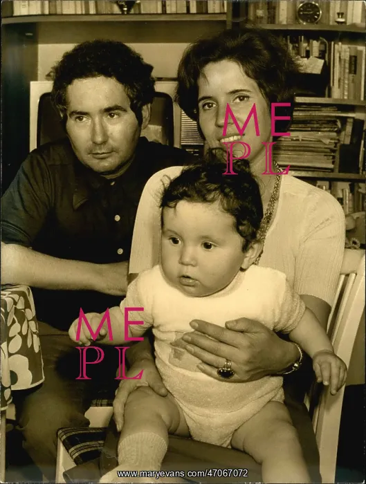 : Andre the Giant Holding a Young Starlet : Andre the Giant Holding a Young Starlet