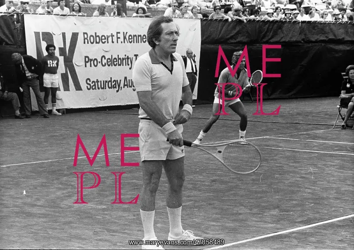 : Andy Williams and Burt Bacharach playing tennis : Andy Williams and Burt Bacharach playing tennis