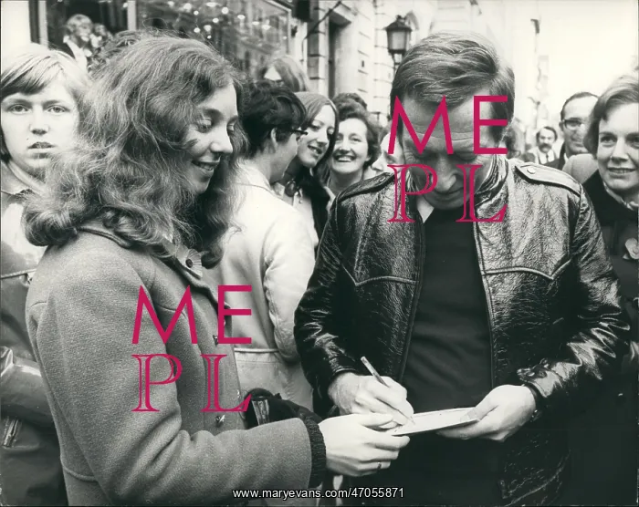 : Andy Williams, popular singer, signing an autograph : Andy Williams, popular singer, signing an autograph