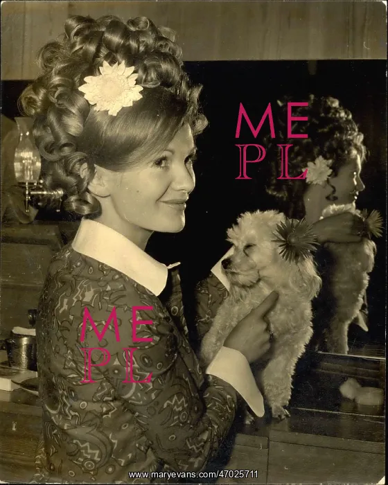 : Anna Palk, actress, plays Lady Teazle, Derby Playhouse : Anna Palk, actress, plays Lady Teazle, Derby Playhouse