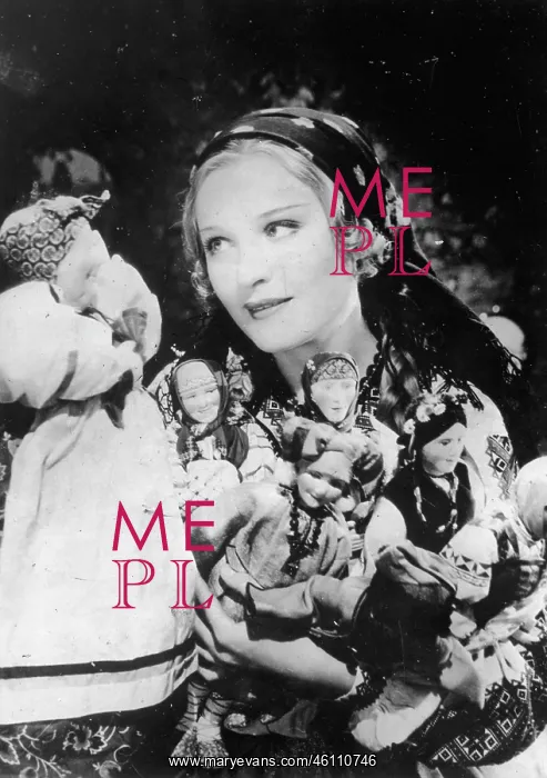 : Anna Sten. Russian actress. With dolls. 1934. Photograph : Anna Sten. Russian actress. With dolls. 1934. Photograph