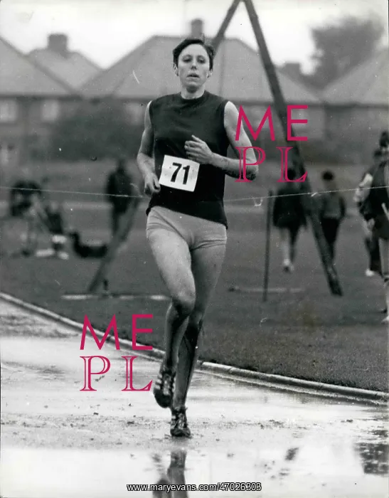 : Anne Smith runs mile in record time, Hayes, Middlesex : Anne Smith runs mile in record time, Hayes, Middlesex