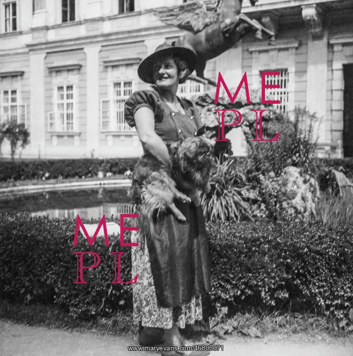  : Annemarie Hegener in Mirabell garden