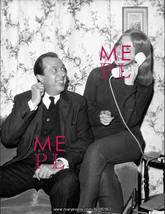 : Anny Duperey sitting on the sofa on the telephone : Anny Duperey sitting on the sofa on the telephone