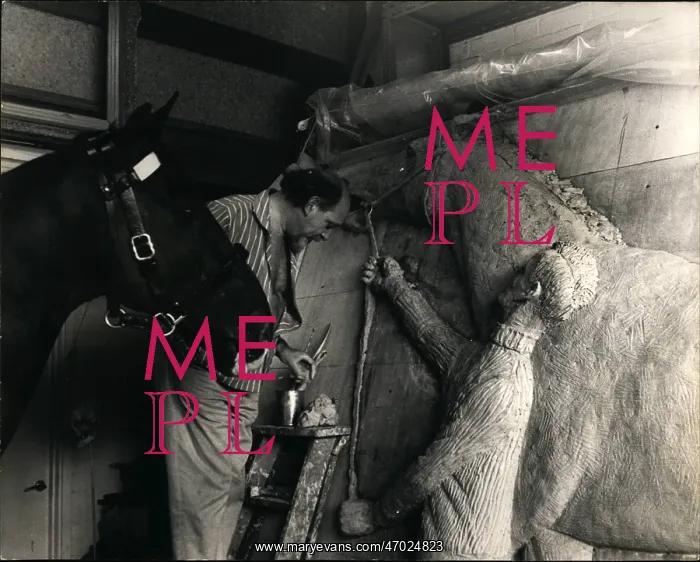 : Anthony Gray, sculptor, with live horse model : Anthony Gray, sculptor, with live horse model