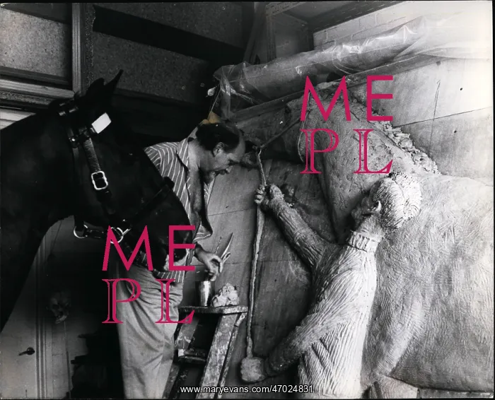 : Anthony Gray, sculptor, with live horse model : Anthony Gray, sculptor, with live horse model