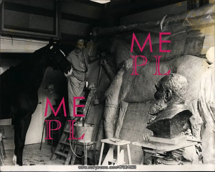 : Anthony Gray, sculptor, with live horse model : Anthony Gray, sculptor, with live horse model