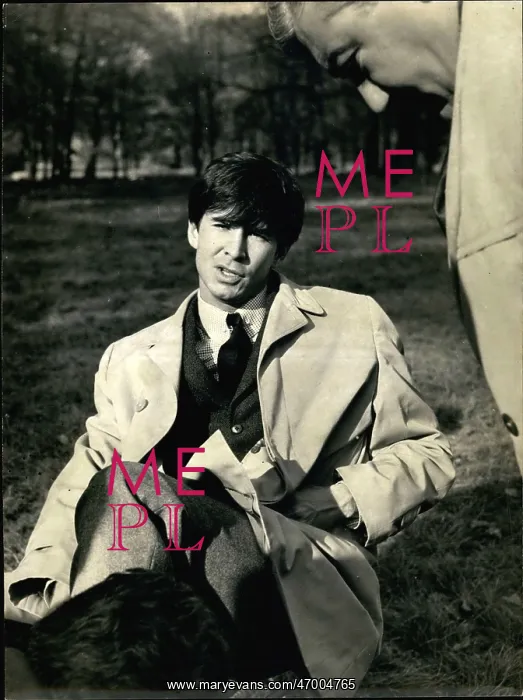 : Anthony Perkins, American actor, filming in Paris : Anthony Perkins, American actor, filming in Paris