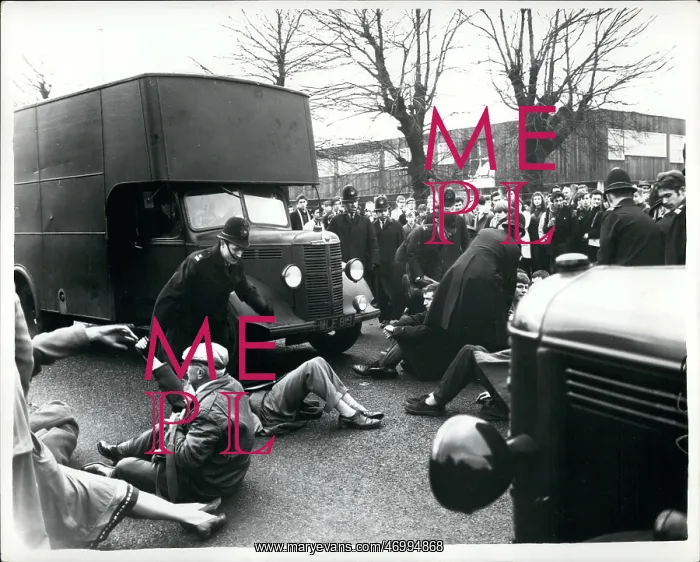 : Anti-nuclear demonstrators arrested, USAF HQ, Ruislip : Anti-nuclear demonstrators arrested, USAF HQ, Ruislip