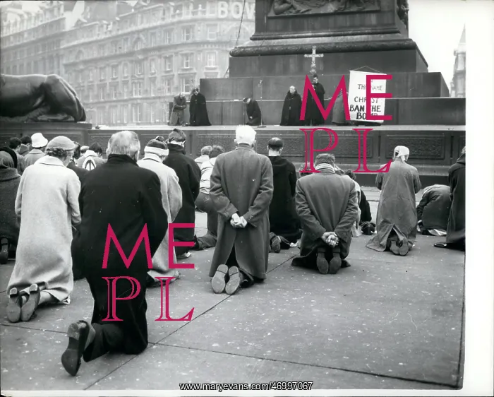 : Anti-nuclear demonstrators kneel, Trafalgar Square, London : Anti-nuclear demonstrators kneel, Trafalgar Square, London
