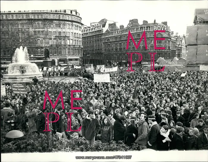 : Anti-Vietnam War demonstration, Trafalgar Square, London : Anti-Vietnam War demonstration, Trafalgar Square, London