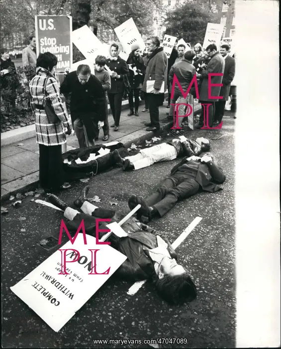 : Anti-Vietnam War demonstration, Grosvenor Square, London : Anti-Vietnam War demonstration, Grosvenor Square, London