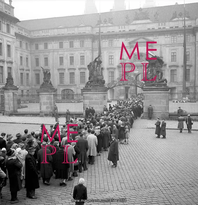 : Antonin Zapotocky - death - funeral - line - queue : Antonin Zapotocky - death - funeral - line - queue