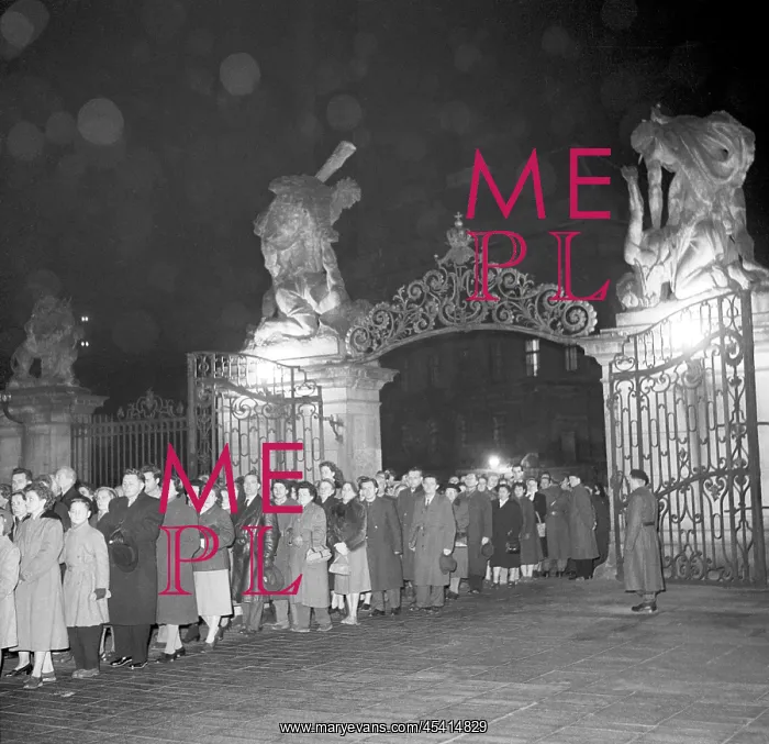 : Antonin Zapotocky - funeral - line - queue - Prague : Antonin Zapotocky - funeral - line - queue - Prague