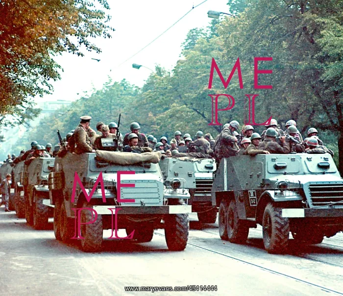 : APC - soldiers - troops - Prague : APC - soldiers - troops - Prague