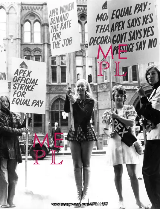 : APEX union members campaigning with placards : APEX union members campaigning with placards
