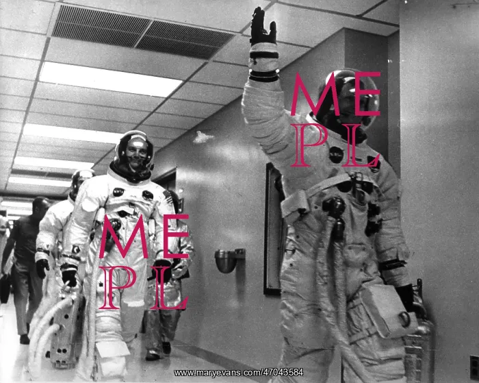 : Apollo 11 - Man's First Moon Walk : Apollo 11 - Man's First Moon Walk