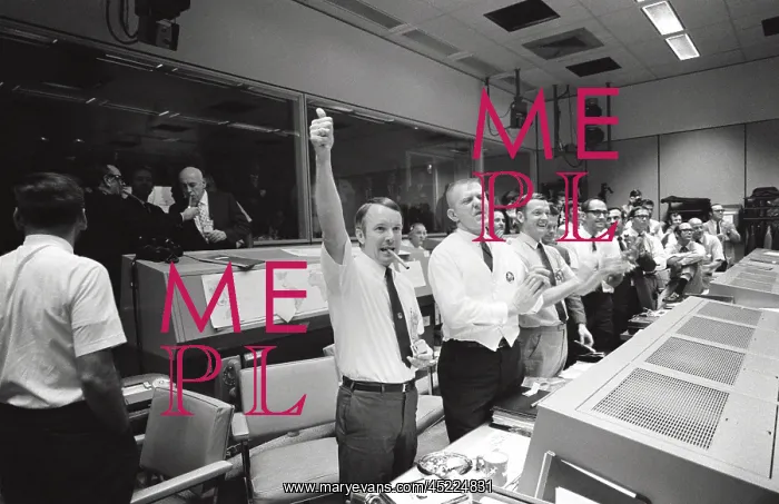 : Apollo 13 Flight Directors applaud the successful ? : Apollo 13 Flight Directors applaud the successful ?