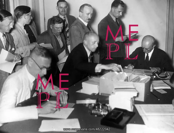: Application office for tank coupons in Berlin, 1939 : Application office for tank coupons in Berlin, 1939
